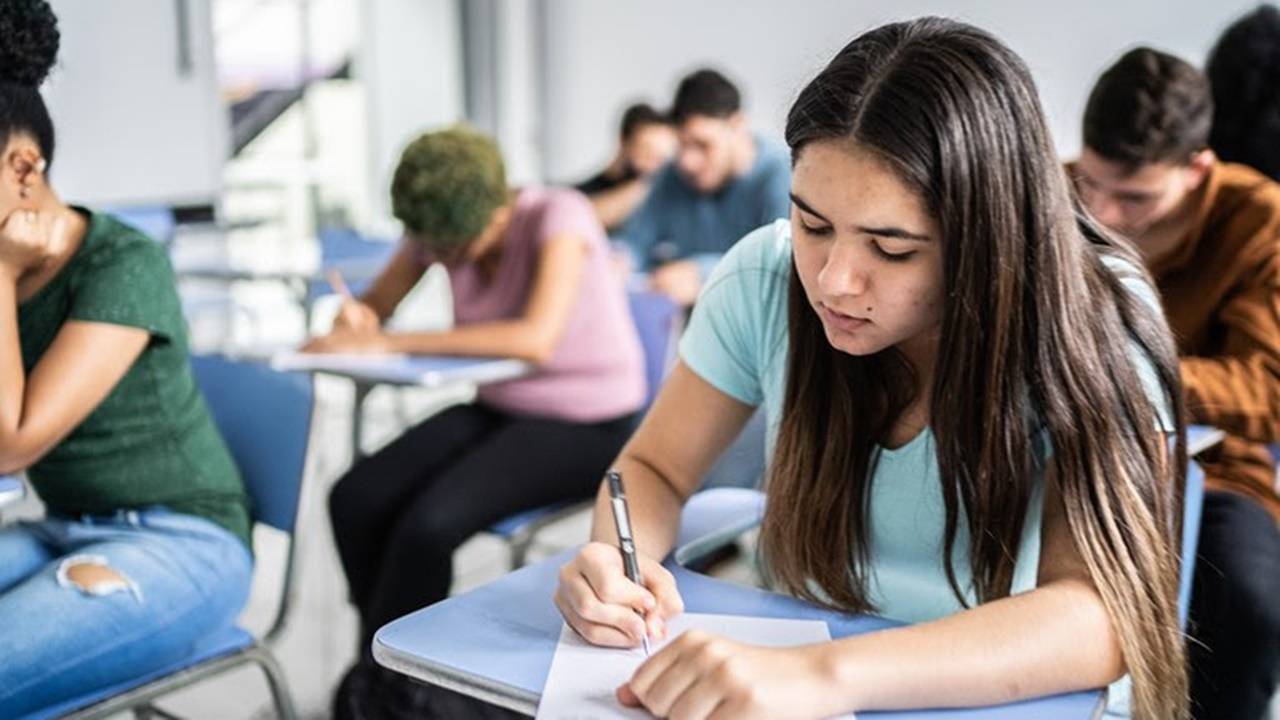 Presidente sanciona lei que prevê bolsa de permanência para alunos do ensino médio