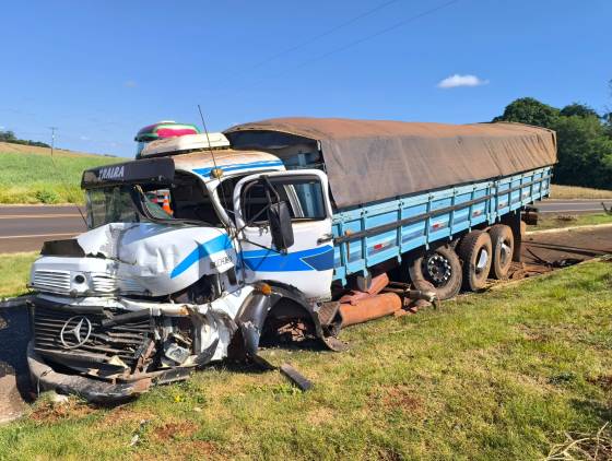 Colisão entre caminhões deixa três pessoas feridas na PR-495, entre Pato Bragado e Marechal