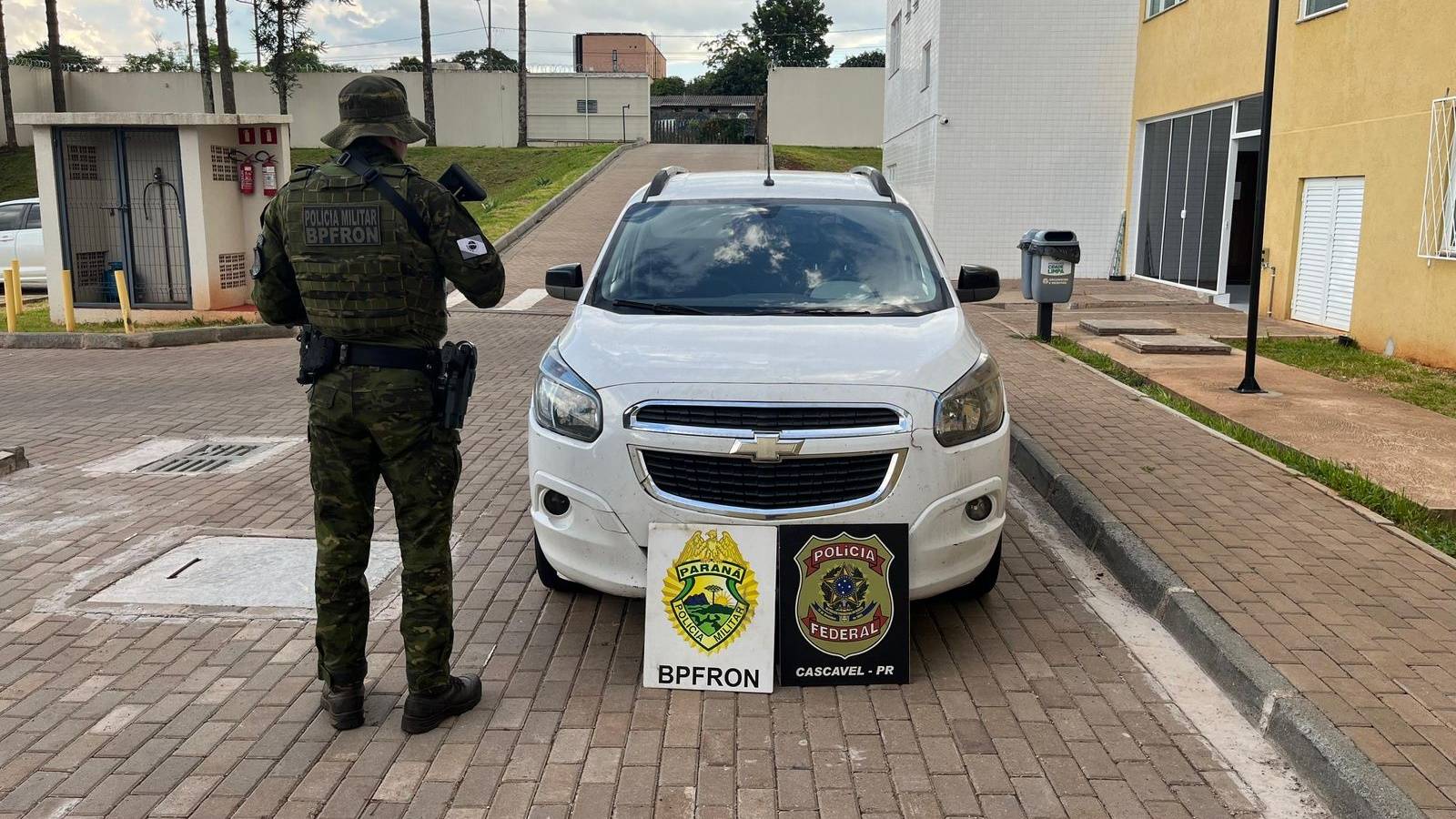 BPFRON e PF recuperam veículo roubado em Santa Tereza do Oeste e prendem dois