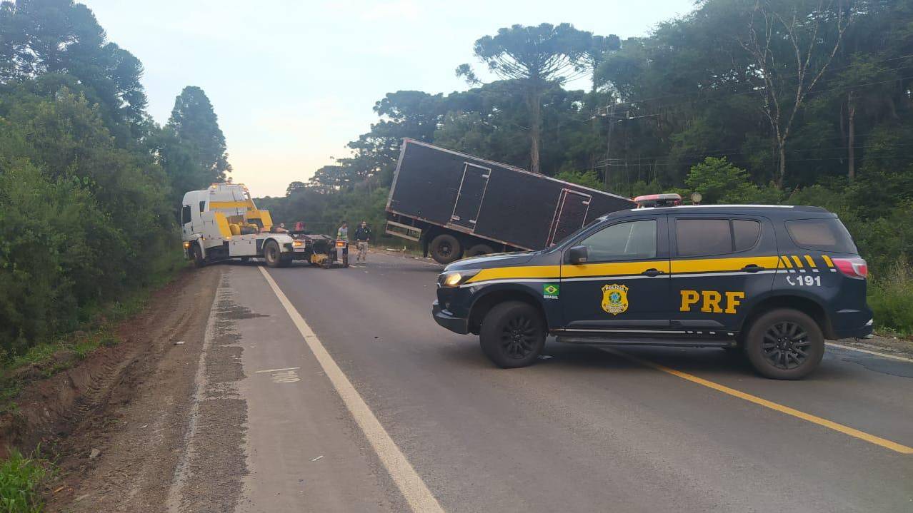 Colisão entre caminhões na BR-153 causa interdição em Imbituva