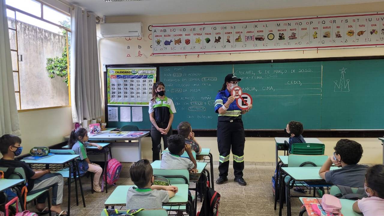 Rua Segura: crianças aprendem a conviver com educação e cidadania na escola e na vida