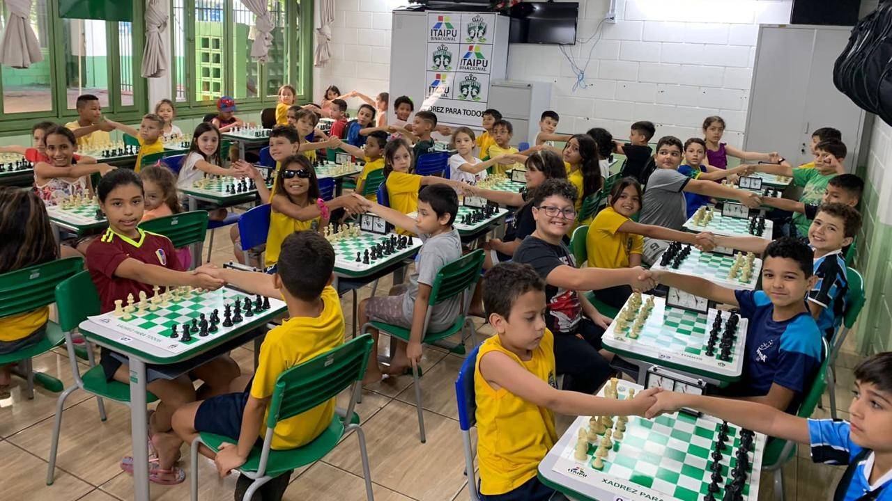 Itaipu e Xadrez para Todos vão beneficiar 600 pessoas, de crianças a idosos