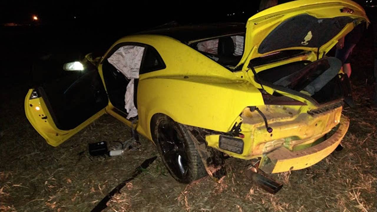Camaro amarelo fica destruído após capotamento em Entre Rios