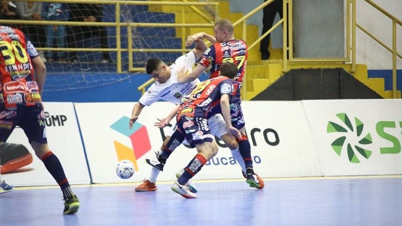 Em grande jogo, Cascavel Futsal vence São José pela Liga Nacional com 3 gols de Carlão