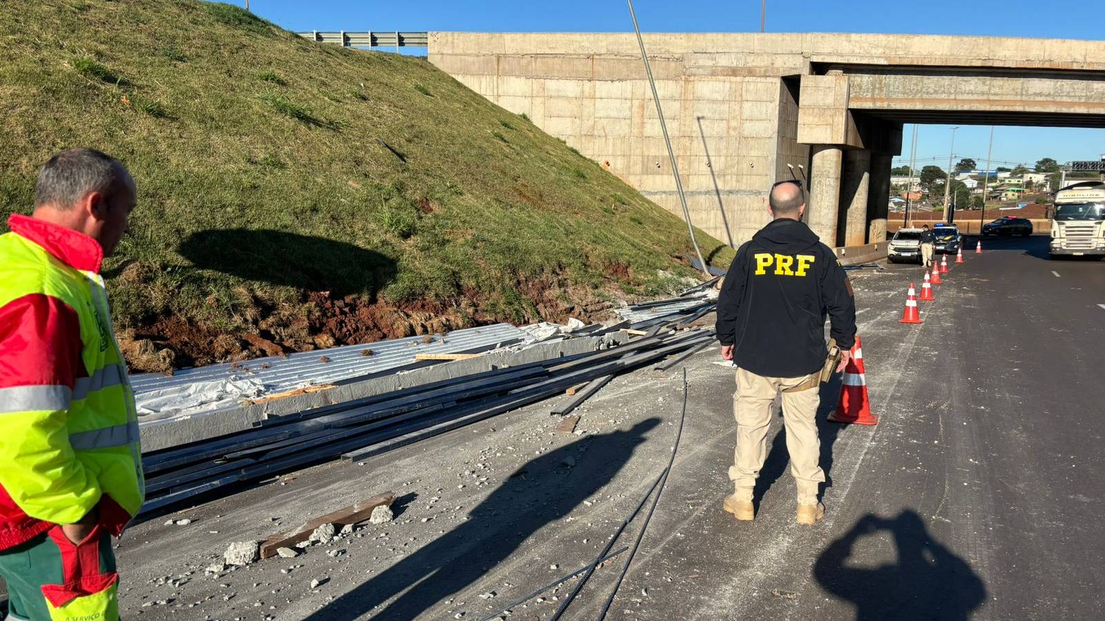 Carga de caminhão tomba em alça de acesso do Trevo Cataratas, causando interdição parcial