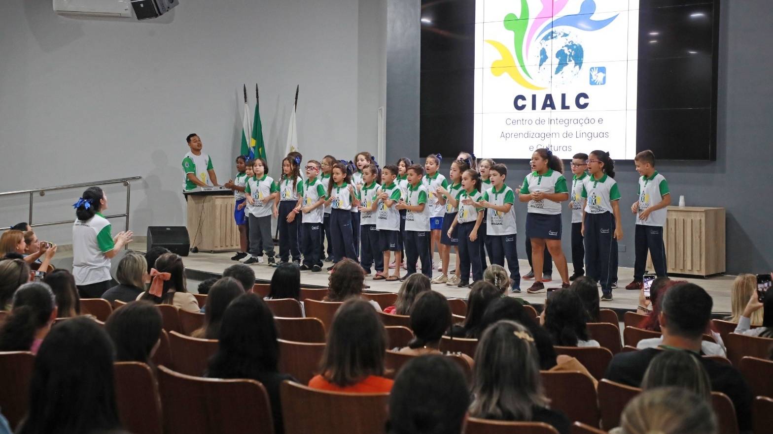 Cascavel lança programa que integra alunos estrangeiros com cursos de idiomas