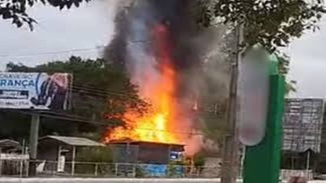 Incêndio destrói casa de homem-bomba do STF em SC; ex-esposa é encontrada gravemente ferida