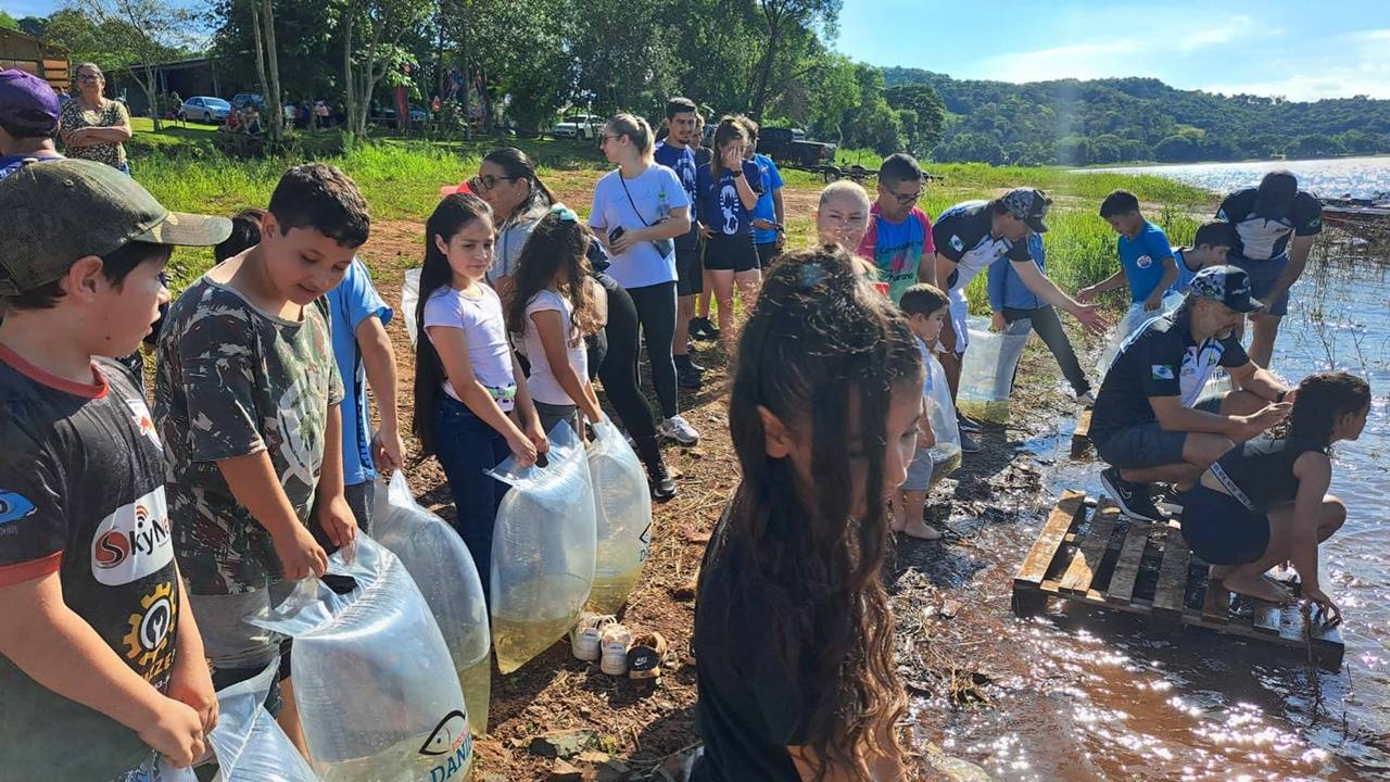 Dia do Iguaçu: Estado vai soltar 1,3 milhão de peixes nativos no rio que corta o Paraná