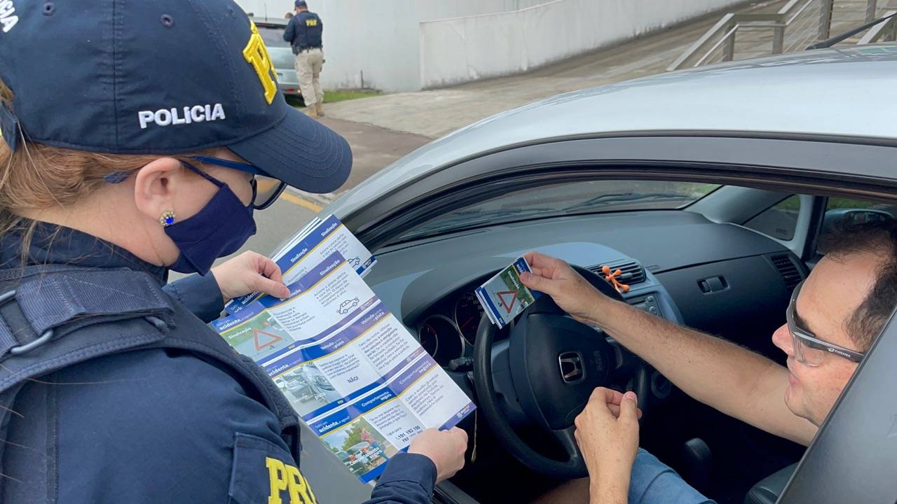 PRF no Paraná lança guia de bolso para motoristas