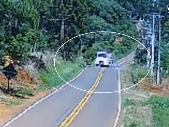 Caminhão invade pista contrária e mata dois irmãos em rodovia do Paraná