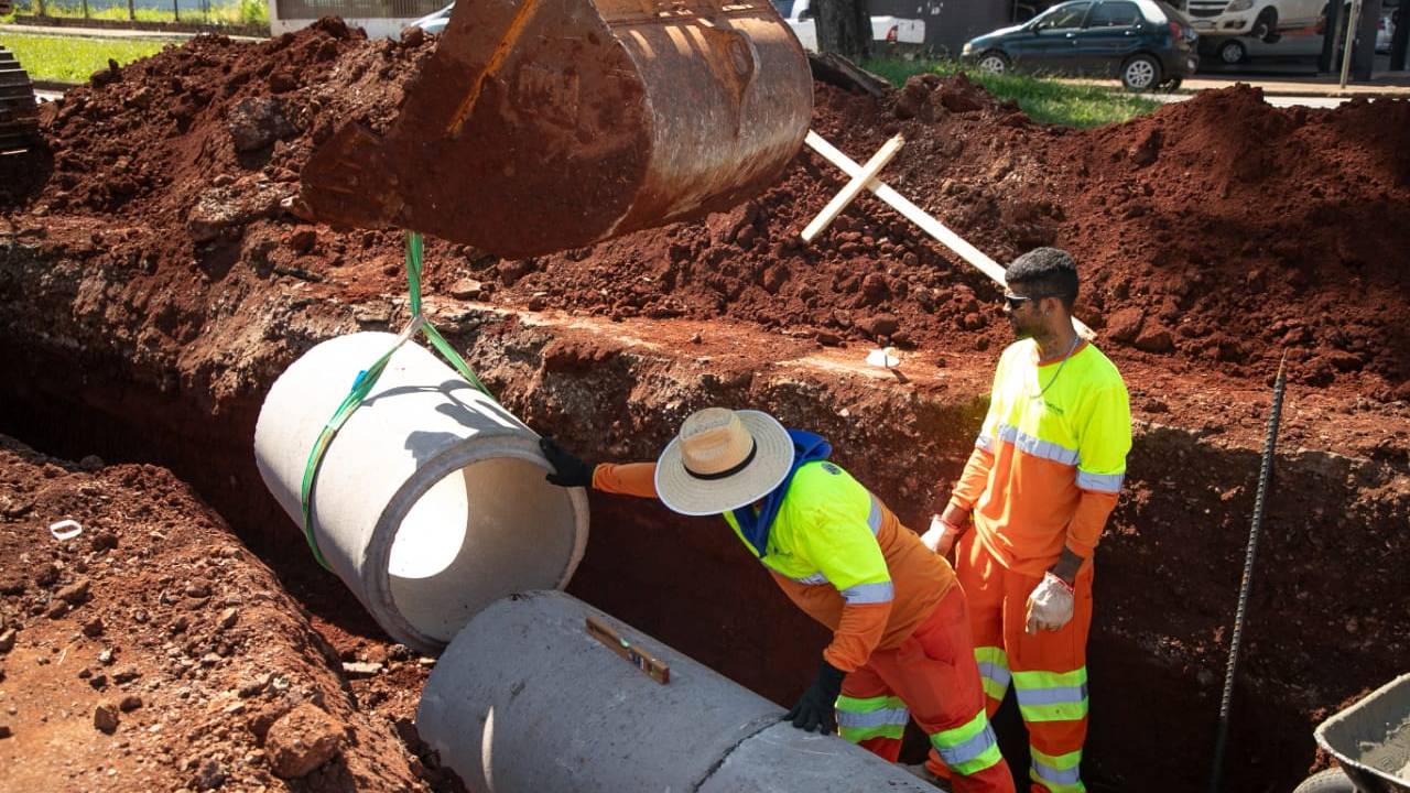 Obra de revitalização da Avenida Assunção avança em Cascavel