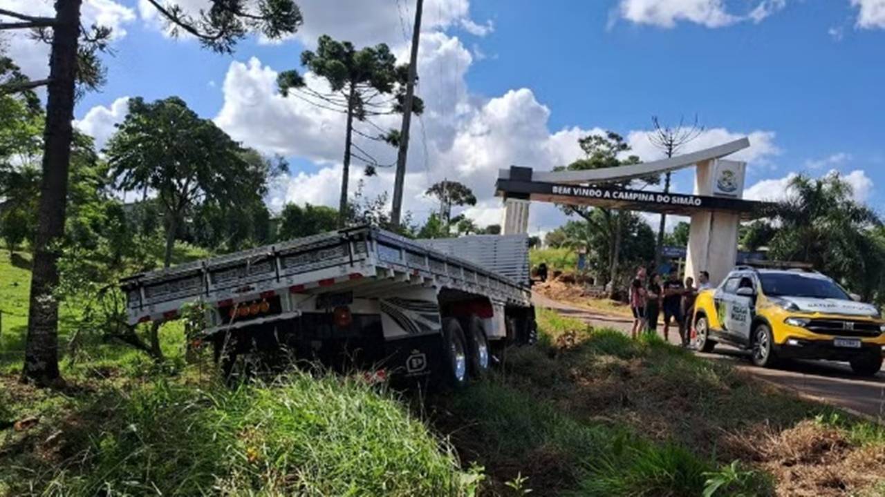 Irmãos morrem em acidente com caminhão na PR-825 em Campina do Simão