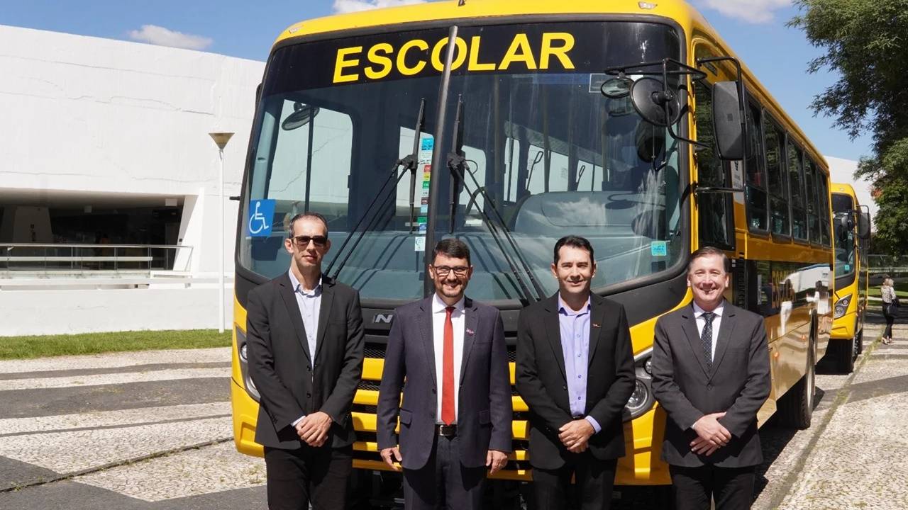 Universidade Estadual do Oeste do Paraná recebem ônibus para extensão e pesquisa