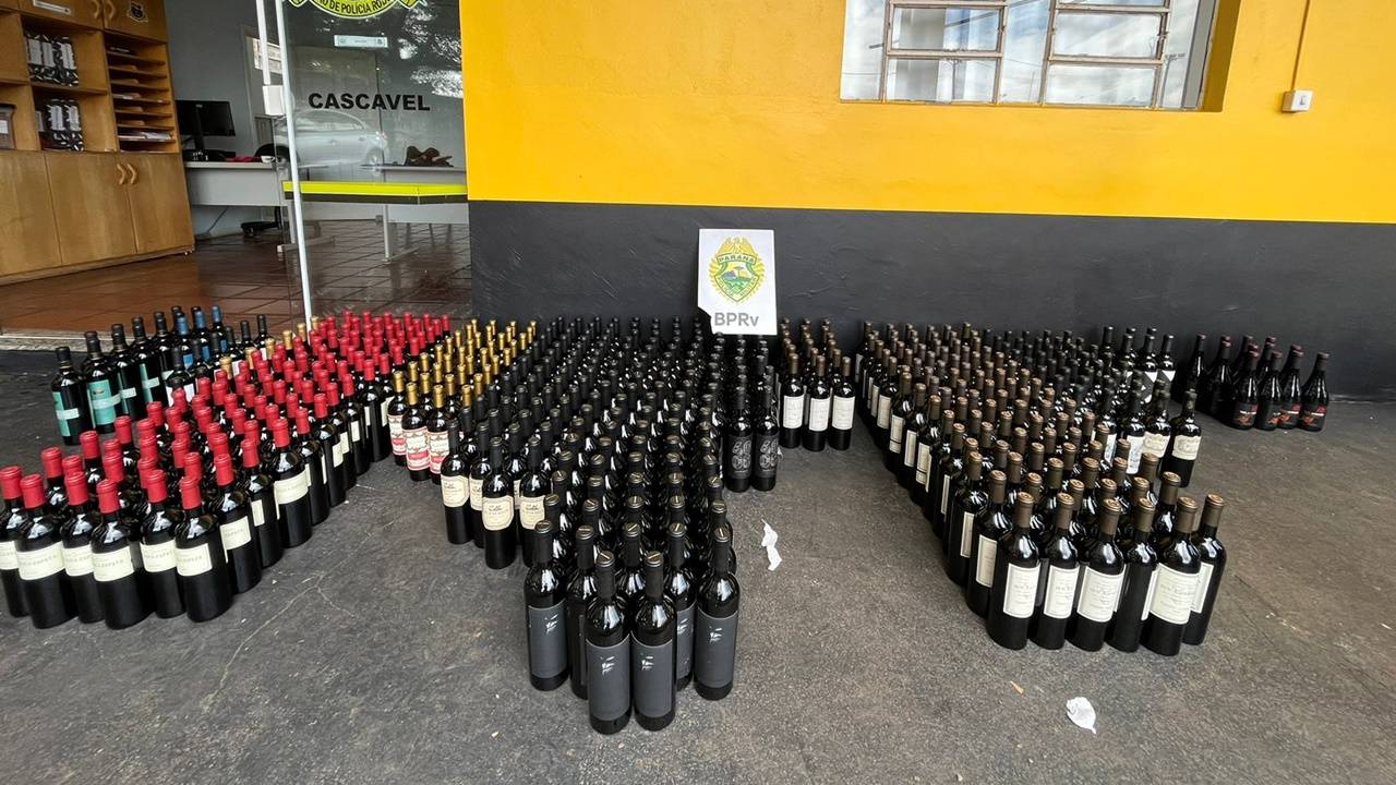 Polícia Rodoviária Estadual apreende mais de 400 garrafas de vinho argentino na PR-585 em Toledo