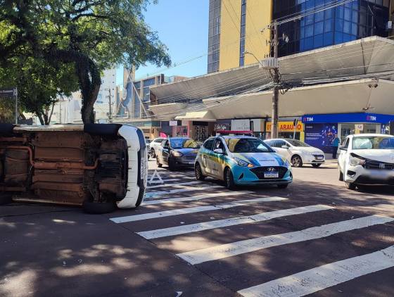 Doblo tomba após forte colisão de trânsito na Rua Paraná no centro de Cascavel