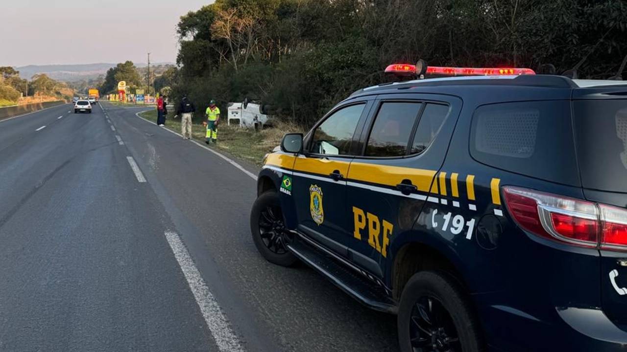 Ambulância capota na BR-277 e deixa paciente ferido