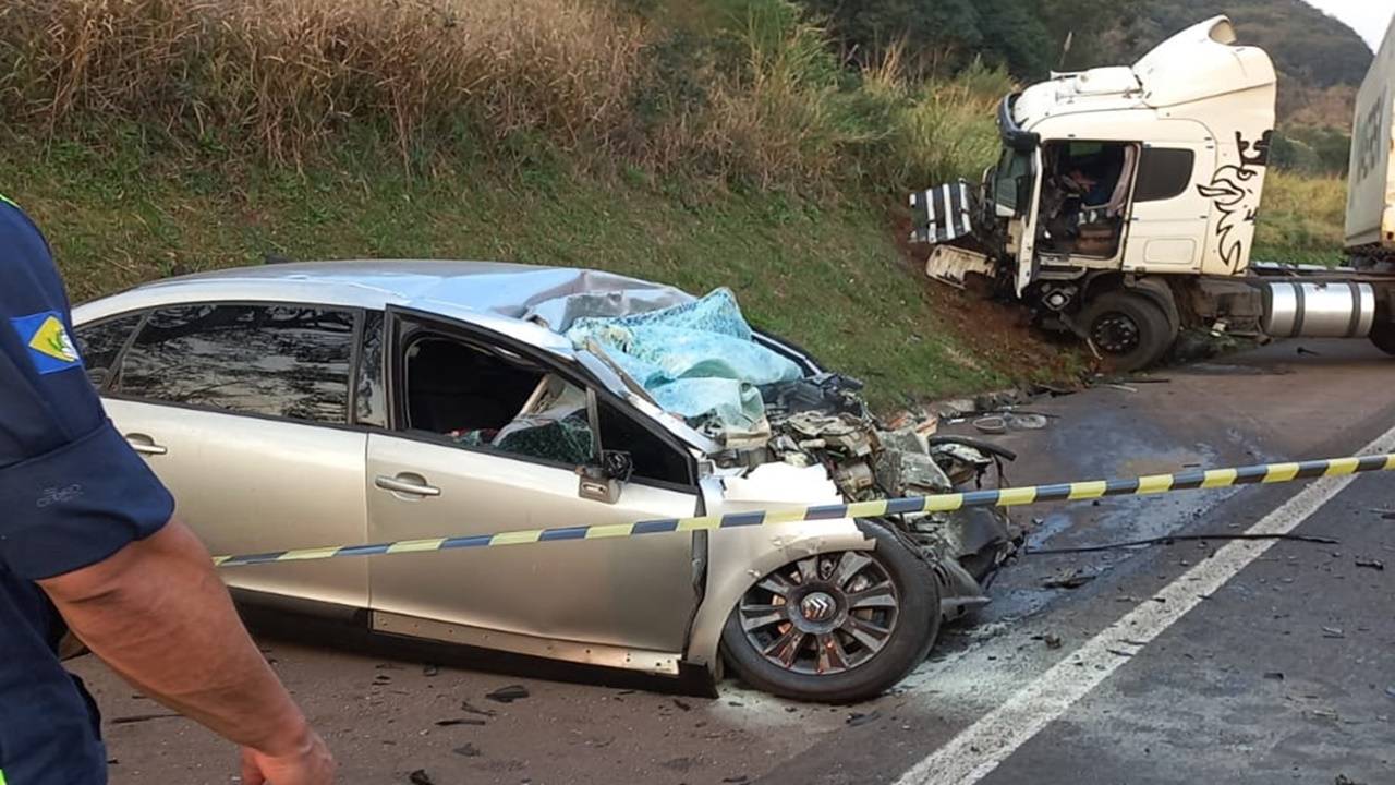 Três veículos se envolvem em colisão fatal na BR-277 em Guaraniaçu; duas mortes confirmadas