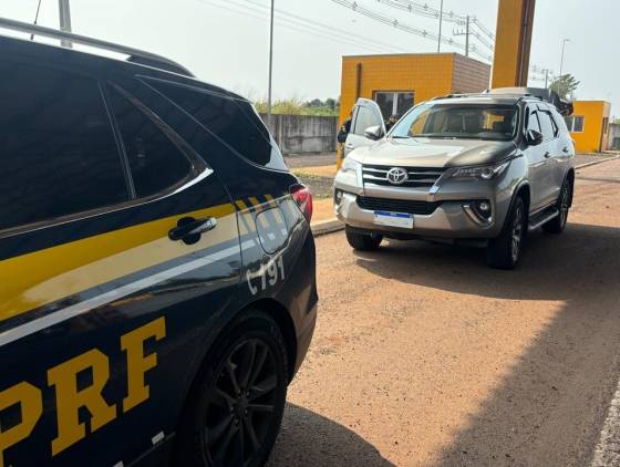 PRF recupera Hilux furtada em Joinville e prende condutora em Cascavel