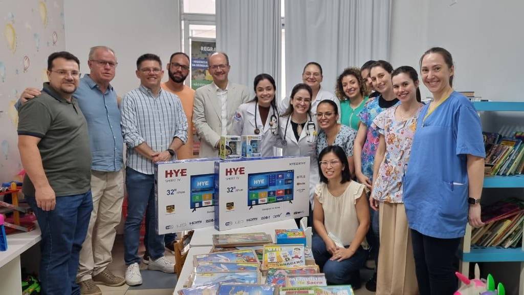 Irmãos do HUOP entregam televisores para ala pediátrica