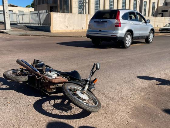 Jovem fica ferida após colisão entre Honda CG e CR-V no Jardim Tarumâ em Cascavel