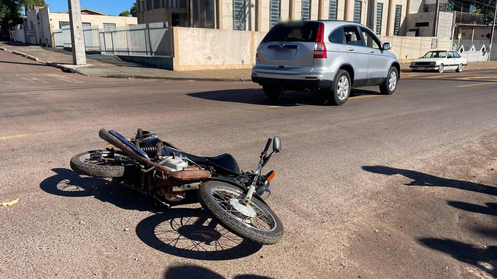 Jovem fica ferida após colisão entre Honda CG e CR-V no Jardim Tarumâ em Cascavel