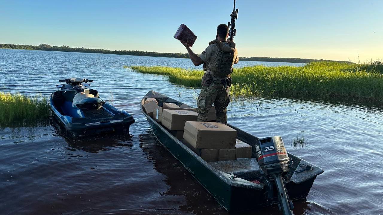 PF apreende embarcação com cocaína e cigarros contrabandeados no Lago de Itaipu