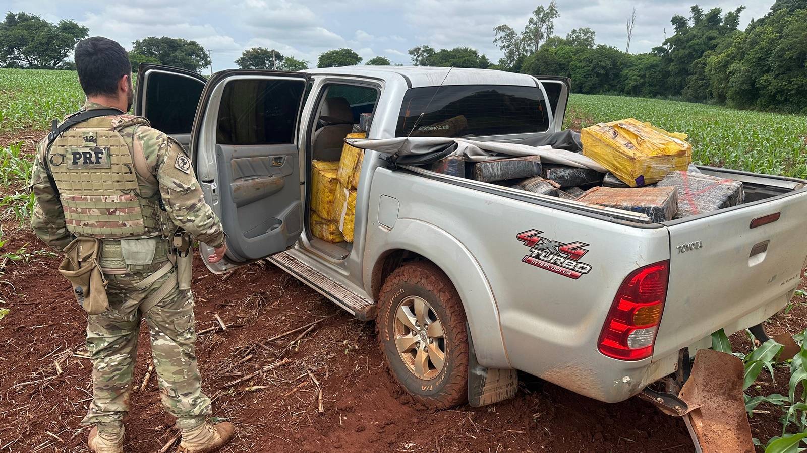 Hilux carregada com mais de uma tonelada de maconha é apreendida pela PRF no oeste do estado