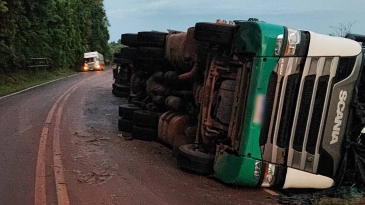 Caminhão tomba na PR-473 em Quedas do Iguaçu, motorista sai ileso