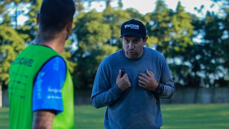 Tcheco traça meta para jogos fora de casa e alerta para confronto contra o Marcílio Dias