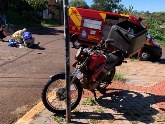 Motociclista sofre fratura exposta após forte colisão com caminhão no Jardim Sanga Funda em Cascavel