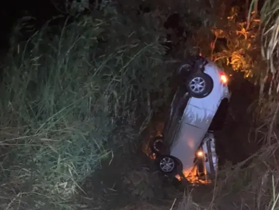 Carro cai em ribanceira na PR-170 e deixa três feridos em Apucarana