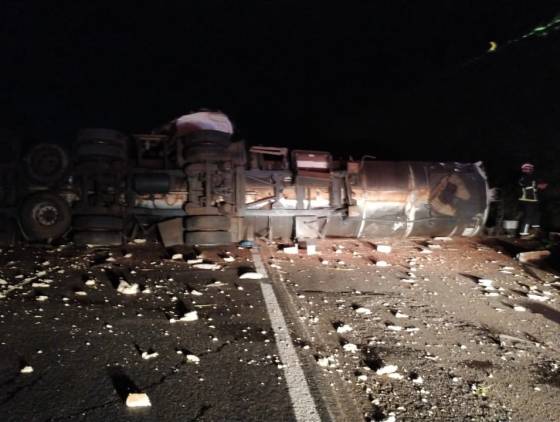 Caminhão-Tanque tomba na BR-376 em Nova Esperança e deixa motorista ferido