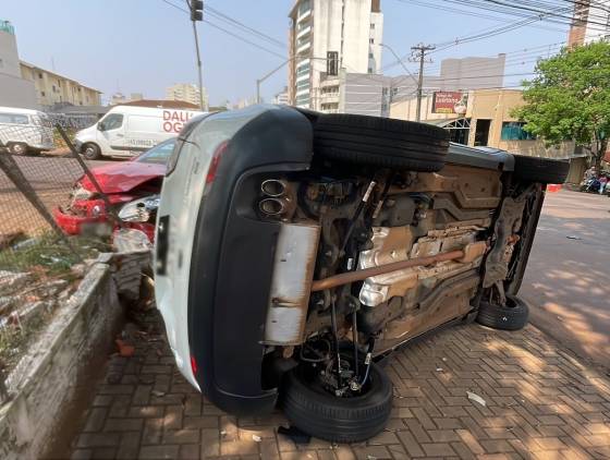 Três carros se envolvem em acidente no Centro de Cascavel; duas pessoas ficam feridas