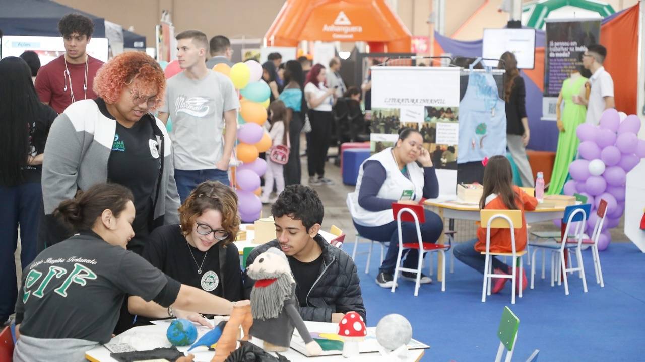 Feira das Profissões aproxima jovens de oportunidades acadêmicas e profissionais em Cascavel