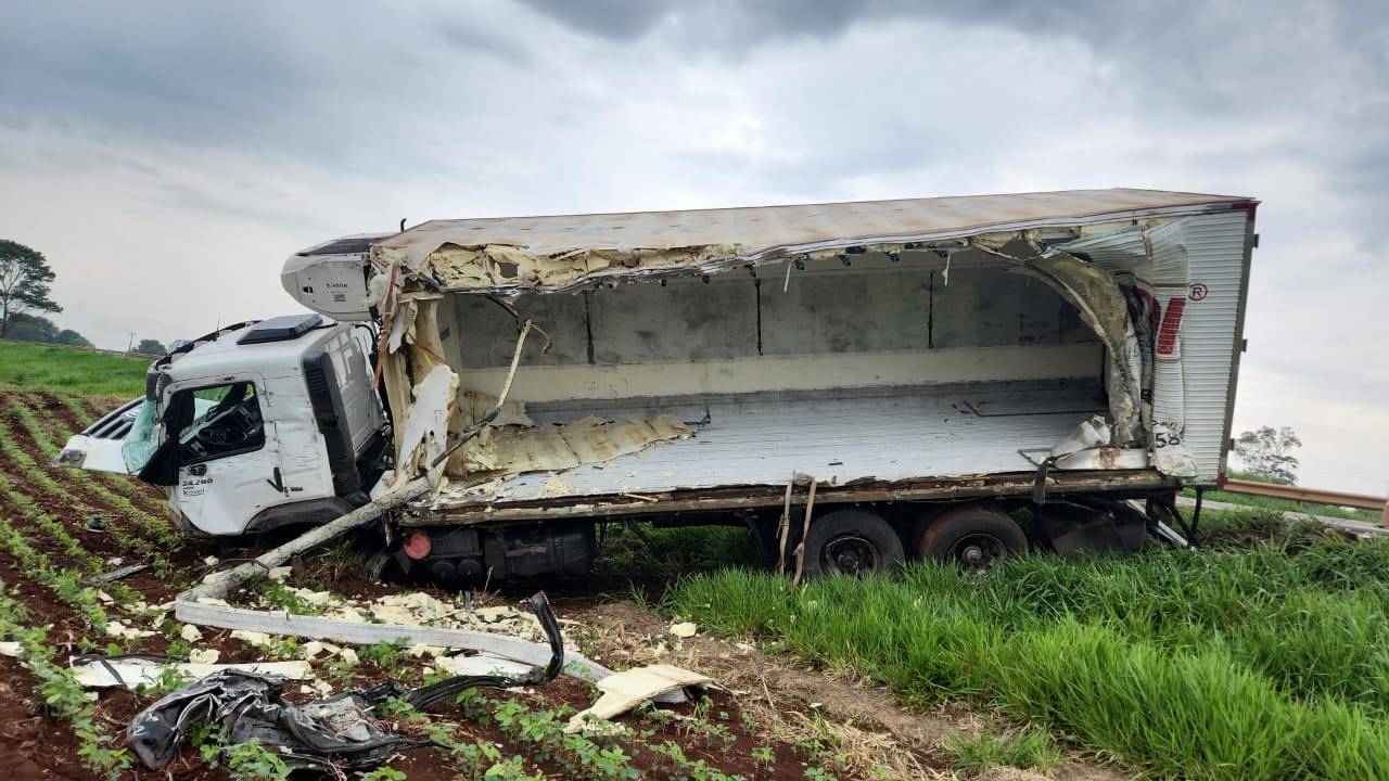 Três caminhões se envolvem em violenta colisão na BR-163 no oeste do Paraná