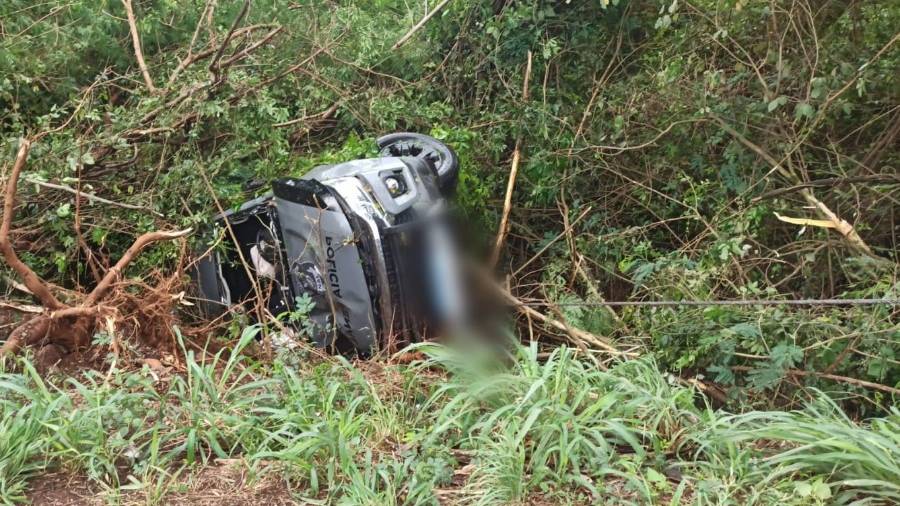 Viatura da Polícia Penal sai da pista e capota em barranco na BR-163 em Toledo