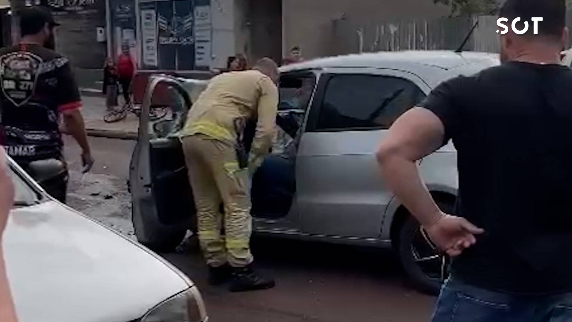 Violenta colisão traseira entre Gol e Peugeot é registrada no Bairro Universitário, em Cascavel