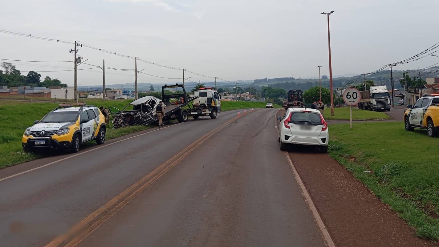 Carro de Cascavel invade pista contrária e causa acidente na PR-317, em Toledo