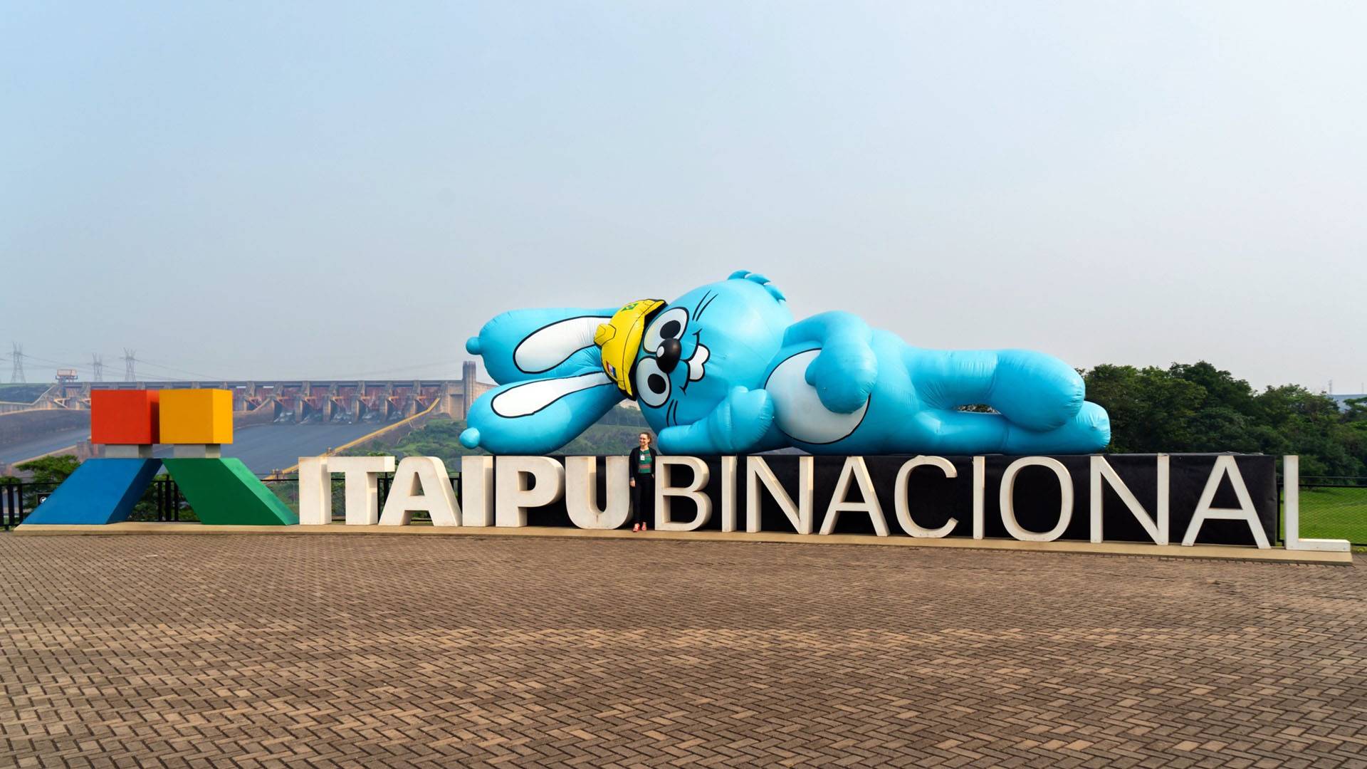 Encontro de gigantes: Sansão de 12 metros chega ao Mirante do Vertedouro da Itaipu