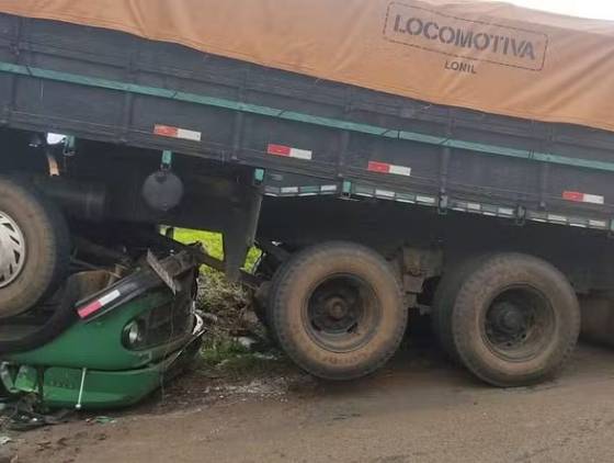 Carroceria se solta e esmaga cabine de caminhão no Paraná; motorista fica ferido