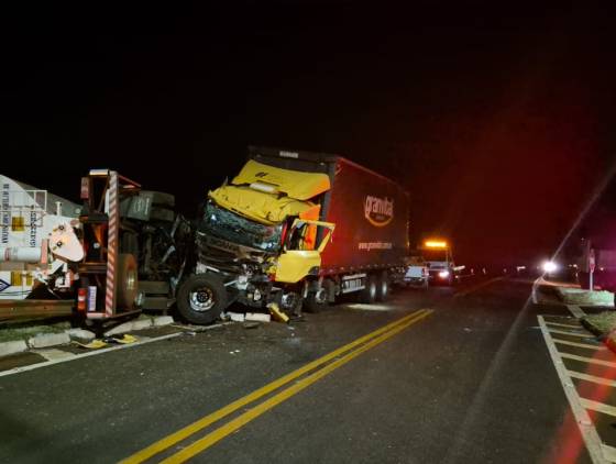 Colisão transversal entre duas Scanias deixa dois feridos leves na PR-239