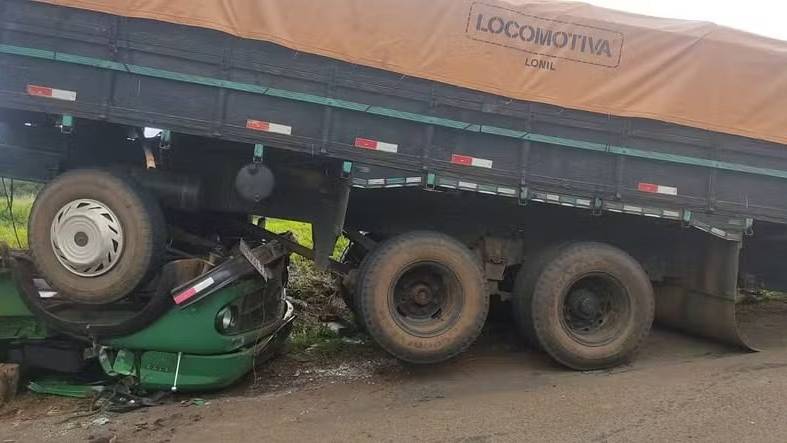 Carroceria se solta e esmaga cabine de caminhão no Paraná; motorista fica ferido