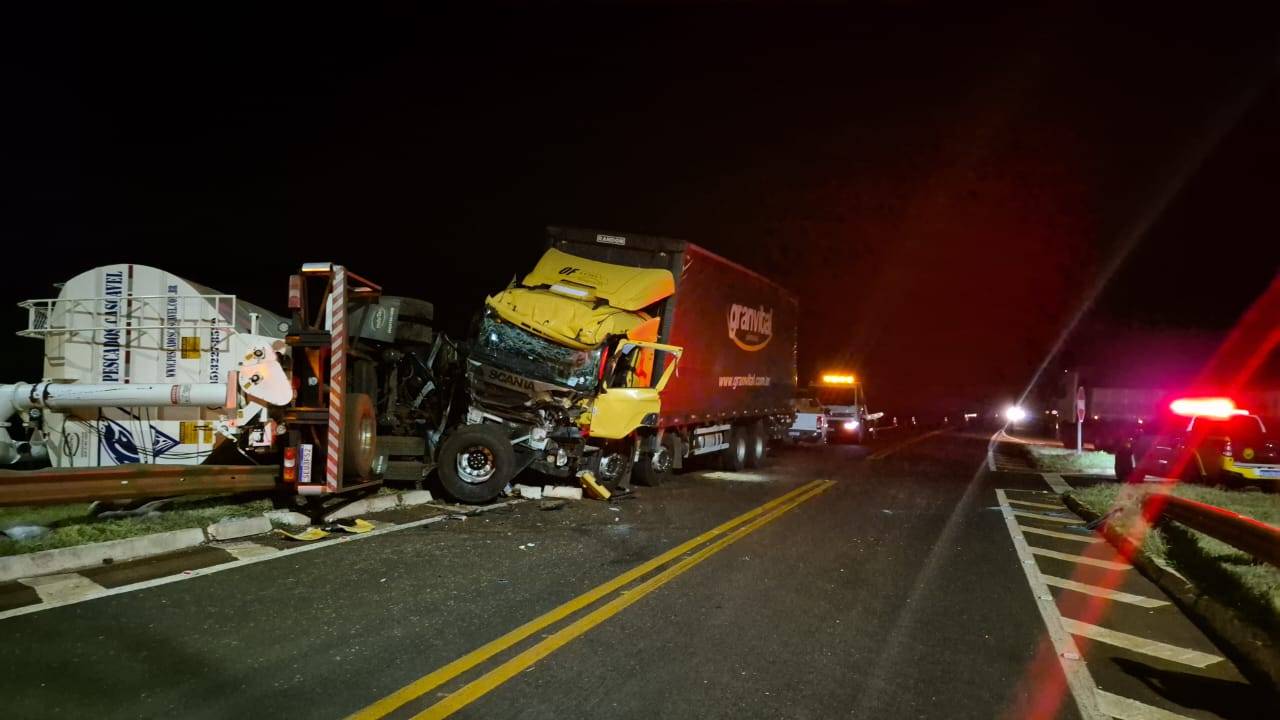 Colisão transversal entre duas Scanias deixa dois feridos leves na PR-239