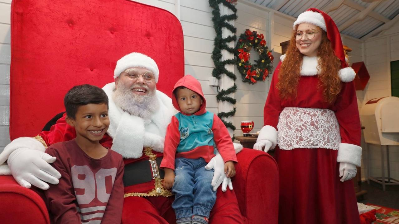 NATAL 2023: Casinha do Papai Noel é atração cheia de magia para criançada em Cascavel