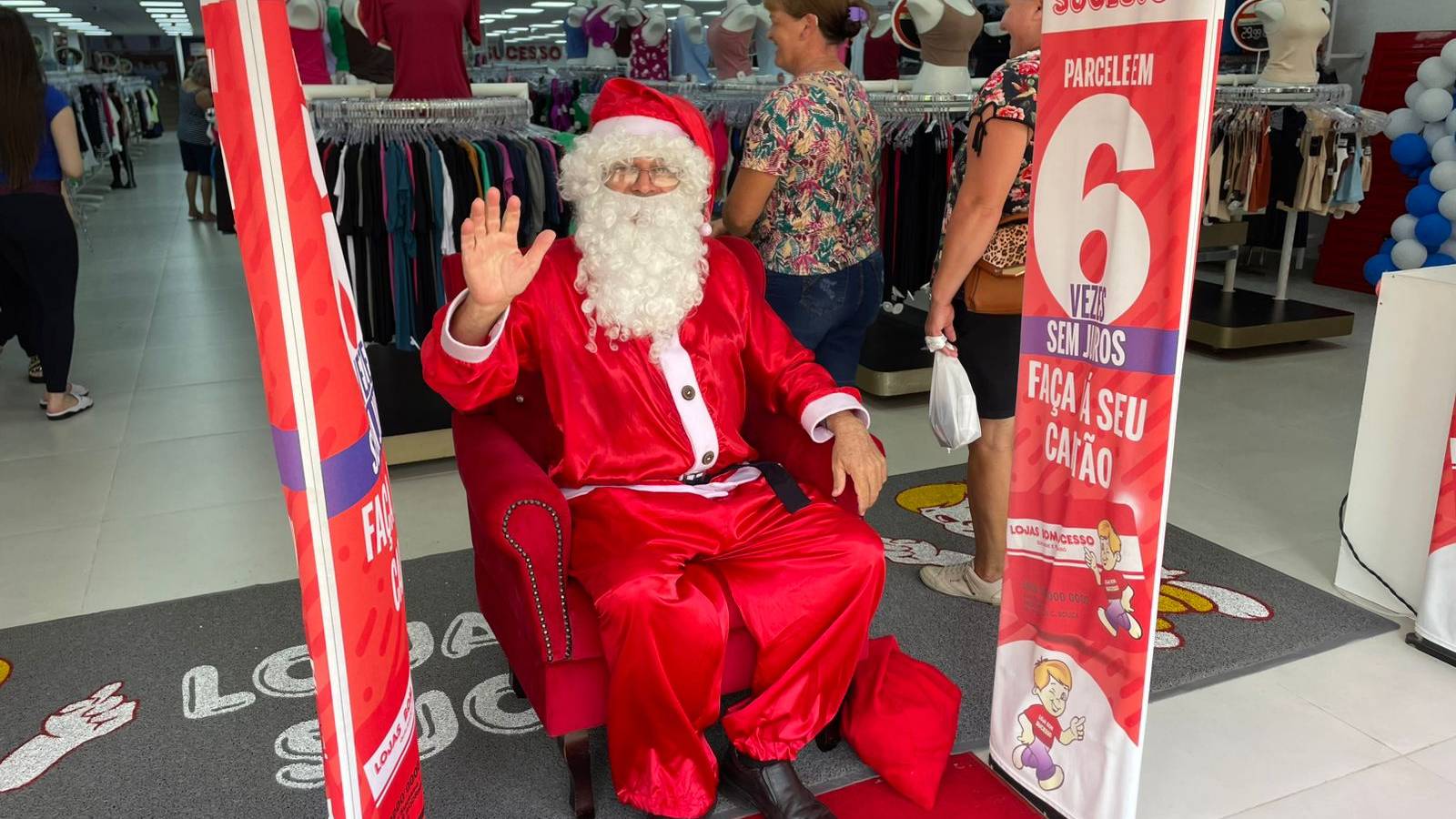 Magia do Natal: Comércio local encanta com Papai Noel e vozes icônicas