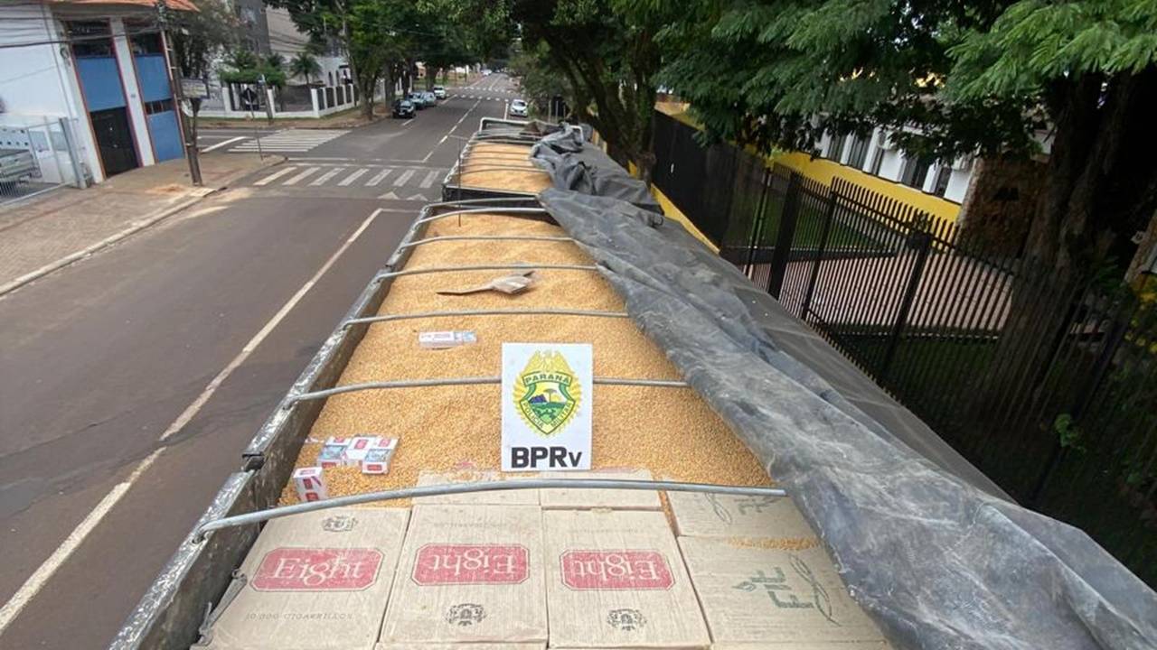 Operação Força Total X: Caminhão com 800 caixas de cigarros contrabandeados é apreendido em Cascavel