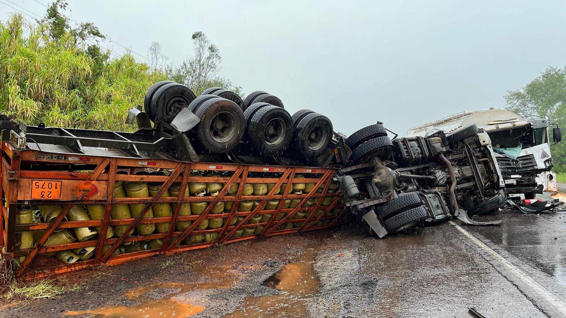 Tragédia: Colisão frontal entre carretas deixa duas vítimas fatais e interditada BR-163 em Lindoeste