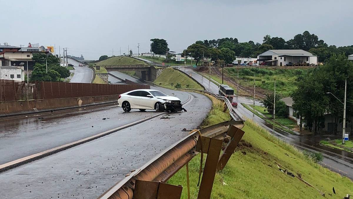 Honda Civic aquaplana e colide contra guardrail da BR-369 em Corbélia