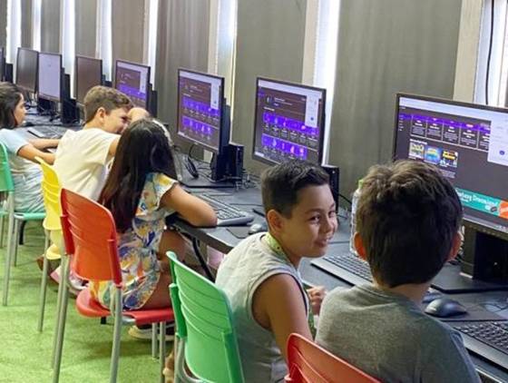 Cascavel dá início às aulas da Carreta da Tecnologia, com cursos gratuitos para crianças e jovens