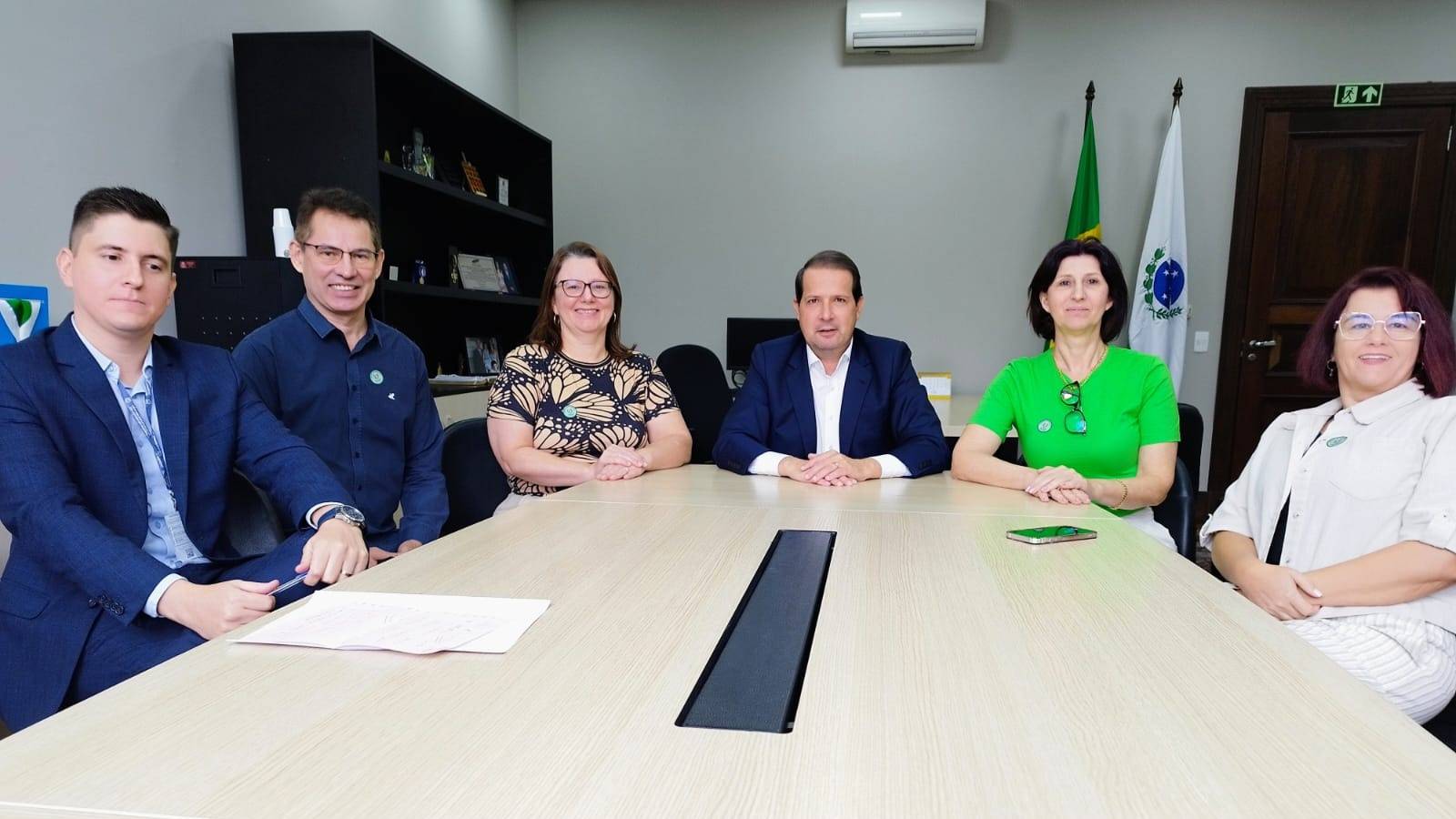 Reunião em Curitiba busca melhorias na saúde pública de Santa Helena